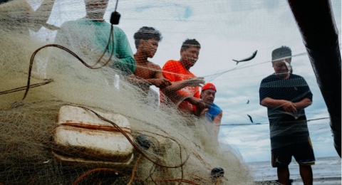 Belajar dari Laut dan Masyarakat Pesisir: Bertahan, Beradaptasi, dan Menjaga Batas