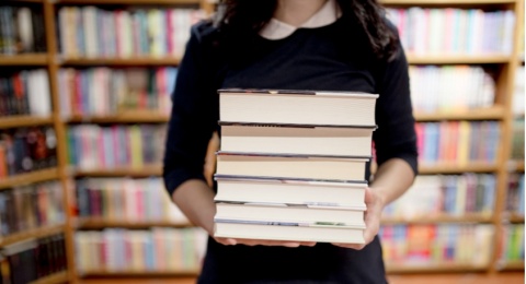 Rekomendasi 5 Buku Fiksi Luar Terpopuler Tahun 2025 untuk Dibaca
