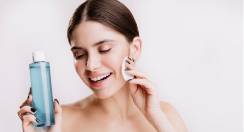 3 Micellar Water dengan Ekstrak Blueberry untuk Kulit Bersih dan Segar