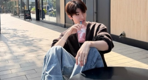 5 Inspirasi OOTD Pakai Boots ala Blue Pongtiwat, Tampil Trendi tanpa Ribet!