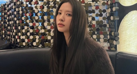 Monokrom Style ala Kim Ji Yeon: Sontek 4 Padu Padan Daily OOTD-nya!