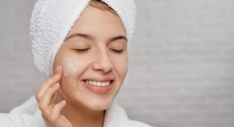 4 Peeling Gel Cica, Solusi Eksfoliasi Kulit Sensitif untuk Cegah Iritasi