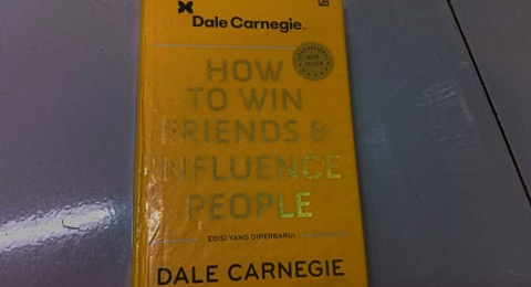 Seni Memikat Hati di Buku How to Win Friends & Influence People