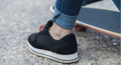 5 Pilihan Sepatu Slip On Anti Ribet untuk Gen Z yang Aktif, Desain Stylish!