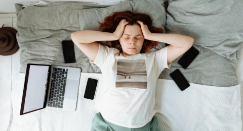 Bahaya Doomscrolling: Mengapa Terlalu Banyak Baca Berita Bisa Merusak Mental?