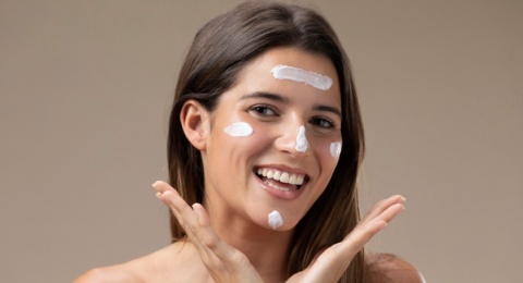 Anti Kusam! 4 Pilihan Sunscreen Oil-Free yang Aman Dipakai Kulit Berminyak