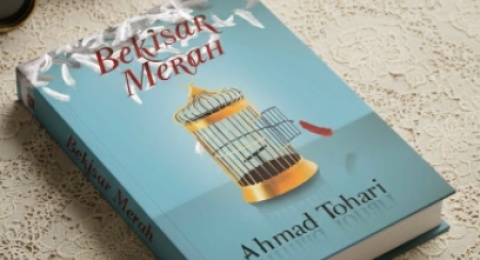 Review Novel Bekisar Merah: Warisan Kekerasan dan Luka di Balik Eksotisme