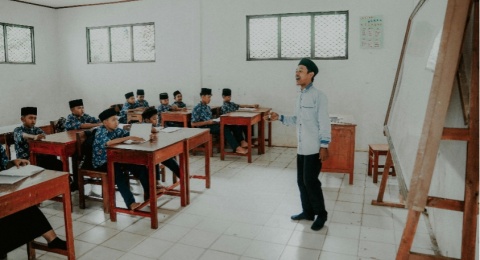 Dilema Peran Guru: Antara Profesionalitas dan Kedekatan Emosional