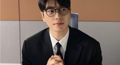 5 Look Kantor Fresh dan Rapi ala Lee Jun Hyuk