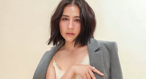 4 Ide Outfit Blazer ala Prilly Latuconsina, Tampil Rapi Tanpa Terlihat Kaku