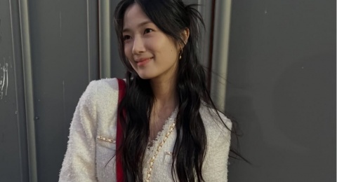 4 Ide Outfit Rok Mini ala Kim Hye Yoon yang Simpel tapi Bikin Gayamu Chic