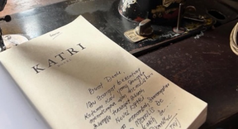 'Katri': Menenun Sisa Hidup dari Puing Tragedi 1965