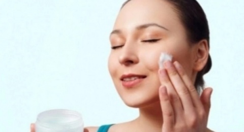 4 Moisturizer Azelaic Acid untuk Redakan Jerawat, Redness, dan Pudarkan PIE