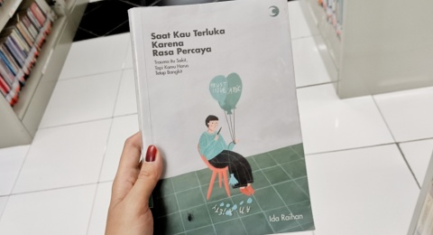 Buku Saat Kau Terluka Karena Rasa Percaya: Trauma itu Sakit!