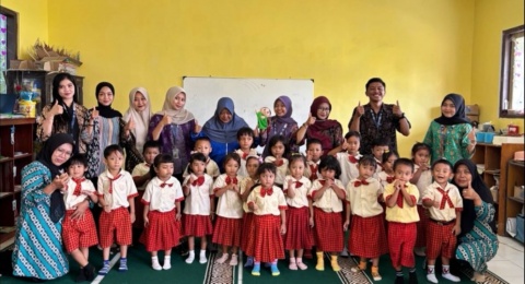 Lewat Dongeng Boneka Tangan, KKNT UNP Kediri Ajarkan Kecerdasan Emosional di KB Mentari