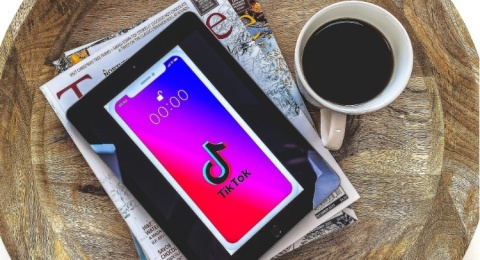 Problematika Oversharing dan Krisis Privasi Digital