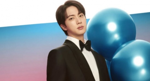 4 Padu Padan Outfit Hitam ala Jin BTS yang Bikin Look Lebih Naik Level