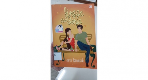 Dua Nama, Dua Dunia: Menyelami Dinamika Remaja dalam Jingga dan Senja
