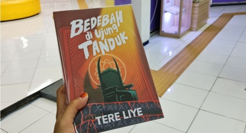 Ketika Takhta Goyah, Sistem Ikut Runtuh: Membaca Bedebah di Ujung Tanduk