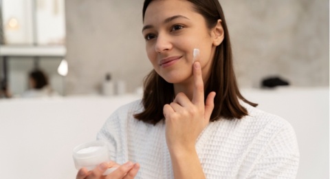 5 Rekomendasi Moisturizer untuk Atasi Bruntusan, Ringan dan Cepat Meresap!