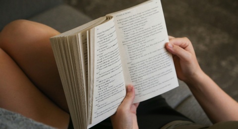 Stop Jadi Polisi Bacaan: Buku Fiksi dan Non-Fiksi Sama-Sama Bikin Kamu Lebih Manusia