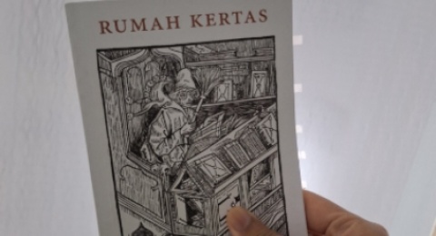 Rumah Kertas: Ketika Cinta Buku Kelewat Batas Sampai Jadi Tembok Rumah