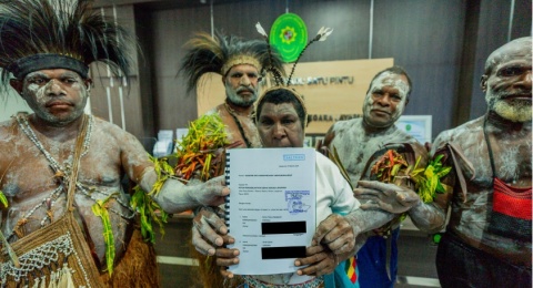 Berlumur Lumpur ke Pengadilan: Mengapa Masyarakat Adat Malind Menggugat Proyek Jalan PSN di Merauke?