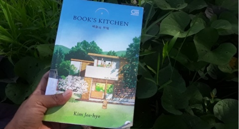 Book's Kitchen: Refleksi Hidup di Tengah Dunia Kerja yang Menyandera Hidup