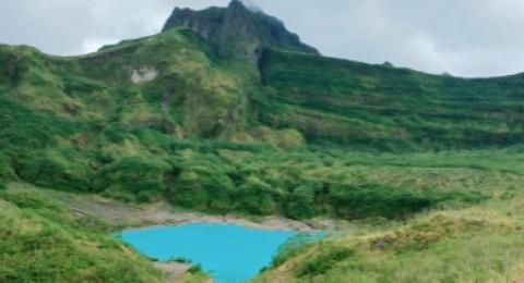 Wisata Alam di Kawah Gunung Kelud: Menikmati Puncak Tanpa Pendakian Berat