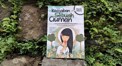 Buku Keajaiban Sebuah Ciuman: Cerita Fantasi Kontemporer yang Menggugah
