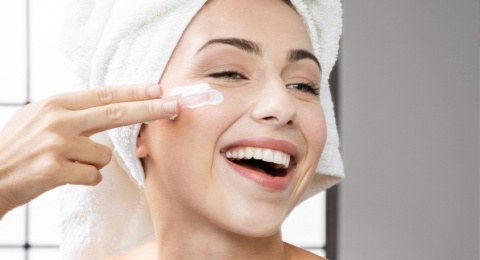 4 Physical Sunscreen Lindungi Kulit Sensitif agar Cegah Breakout saat Puasa