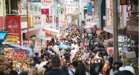 Overtourism Bahayakan Lingkungan? Ketika Jejak Karbonmu Lebih Berat dari Koper