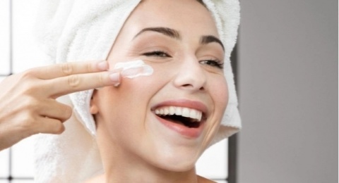 4 Chemical Sunscreen Niacinamide, Rahasia Wajah Tetap Cerah Selama Puasa