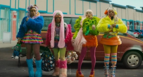 I Love Boosters, Satir Kapitalisme Dunia Fashion yang Absurd