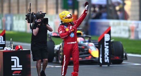 Juara Dunia 7 Kali Kembali! Sir Lewis Hamilton Podium Bersama Ferrari