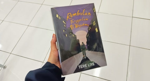 Mengurai Makna Hidup dalam Rembulan Tenggelam di Wajahmu