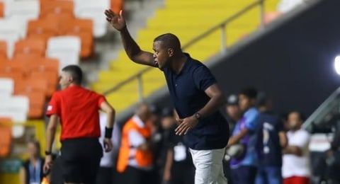 Dapat Pekerjaan Baru, Patrick Kluivert Bakal Bikin Timnas Suriname Melesat Tajam! Tapi ke Mana?