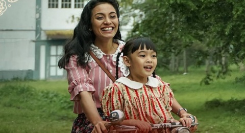 Review Film Na Willa: Nostalgia Hangat yang Kurang Pas di Logat Lokal