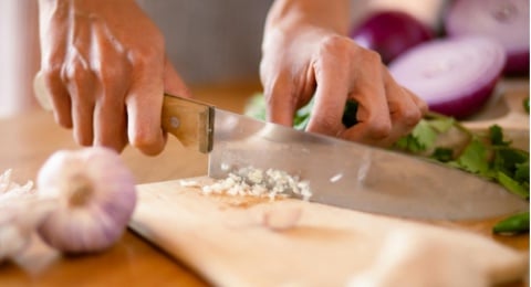 Bosen Nangis Pas Masak? Ini 5 Siasat Ngiris Bawang Biar Mata Gak Kelilipan Air Mata