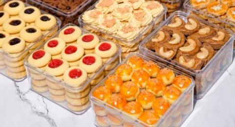 Lebaran Jalur Bugis: Lupakan Nastar, Mari Berenang di Lautan Gula Merah Bolu Peca