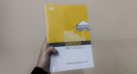 Tetap Waras di Era Tak Tentu, Membaca Bebas Finansial ala Generasi Sandwich