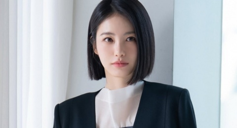 Dari Hangout sampai Ngantor, Intip 4 Ide Outfit Chic ala Shin Ye Eun!