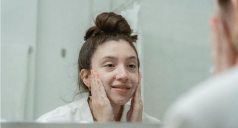 Bye Kulit Ketarik! 5 Rose Cleanser untuk Wajah Lembap & Plumpy