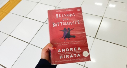 Mengejar Gitar Legendaris Sunburst 1960 di Buku Andrea Hirata