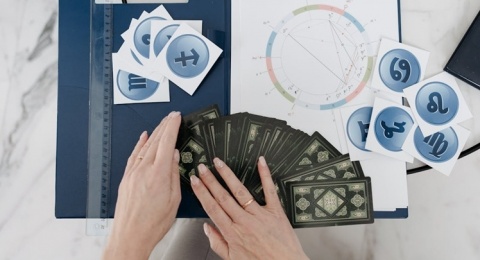 Dari Percaya Ramalan Zodiak ke Tulisan: Perjalanan Saya Memaknai Horoskop