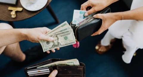 Kerja Full Time, Hidup Part Time: Fakta Pahit di Balik Gaji UMR