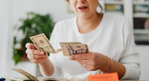 Nasib Pekerja UMR: Kerja Keras untuk Bertahan Bukan Berkembang