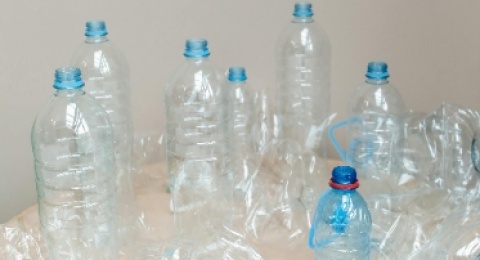 Harga Bahan Baku Plastik: Momentum Tepat Berkreasi dengan Daun Pisang dan Anyaman Lokal