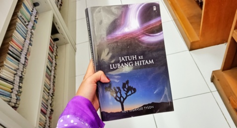 Menjelajah Kosmos dengan Logika Sederhana: Daya Tarik Jatuh ke Lubang Hitam
