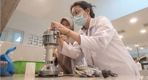 Laboratorium Harapan: Taktik Anak Pertama Meracik Masa Depan di Tengah Batas